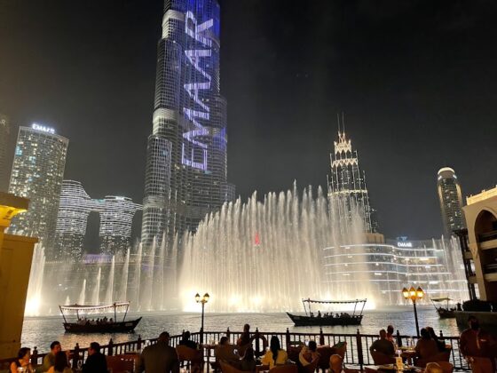مطاعم دبي مول مطلة على برج خليفة