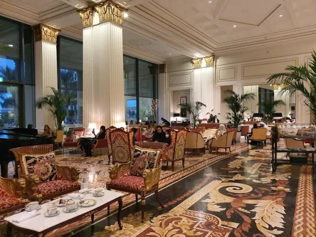 مطاعم فندق فيرساتشي دبي 