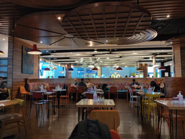 مطعم جيراف ورلد كيتشين مطار دبي