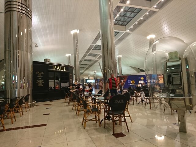 مطعم بول بيكري مطار دبي