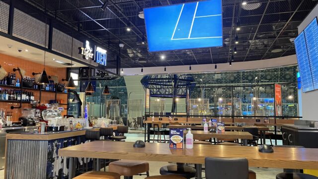 مطعم جيراف ورلد كيتشين مطار دبي