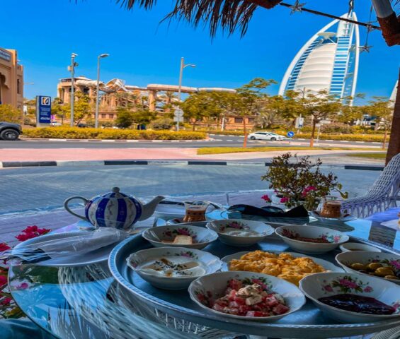 مطاعم فطور في دبي على البحر